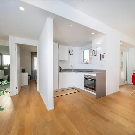 Cozy & Bright Apartment - W/ Balcony Udine Exterior photo