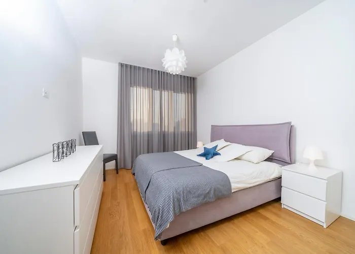 Cozy & Bright Apartment - W/ Balcony