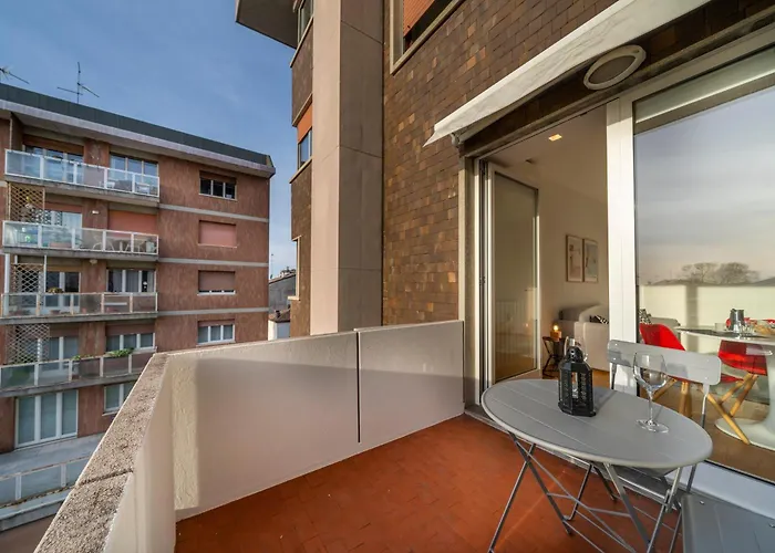 Cozy & Bright Apartment - W/ Balcony