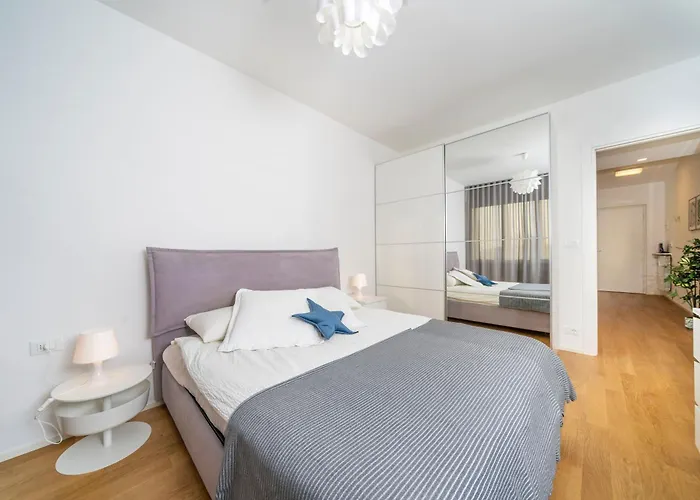 Cozy & Bright Apartment - W/ Balcony