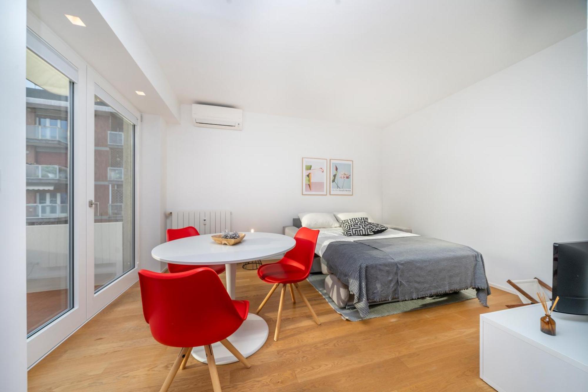Cozy & Bright - W/ Balcony *
