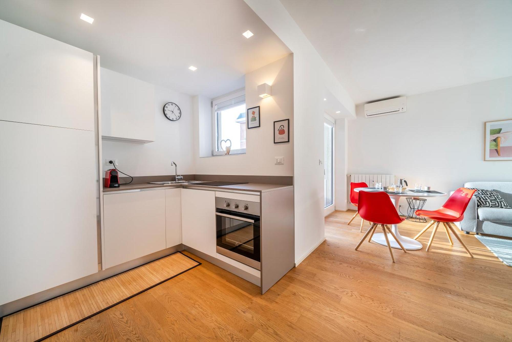 Cozy & Bright - W/ Balcony Apartment *