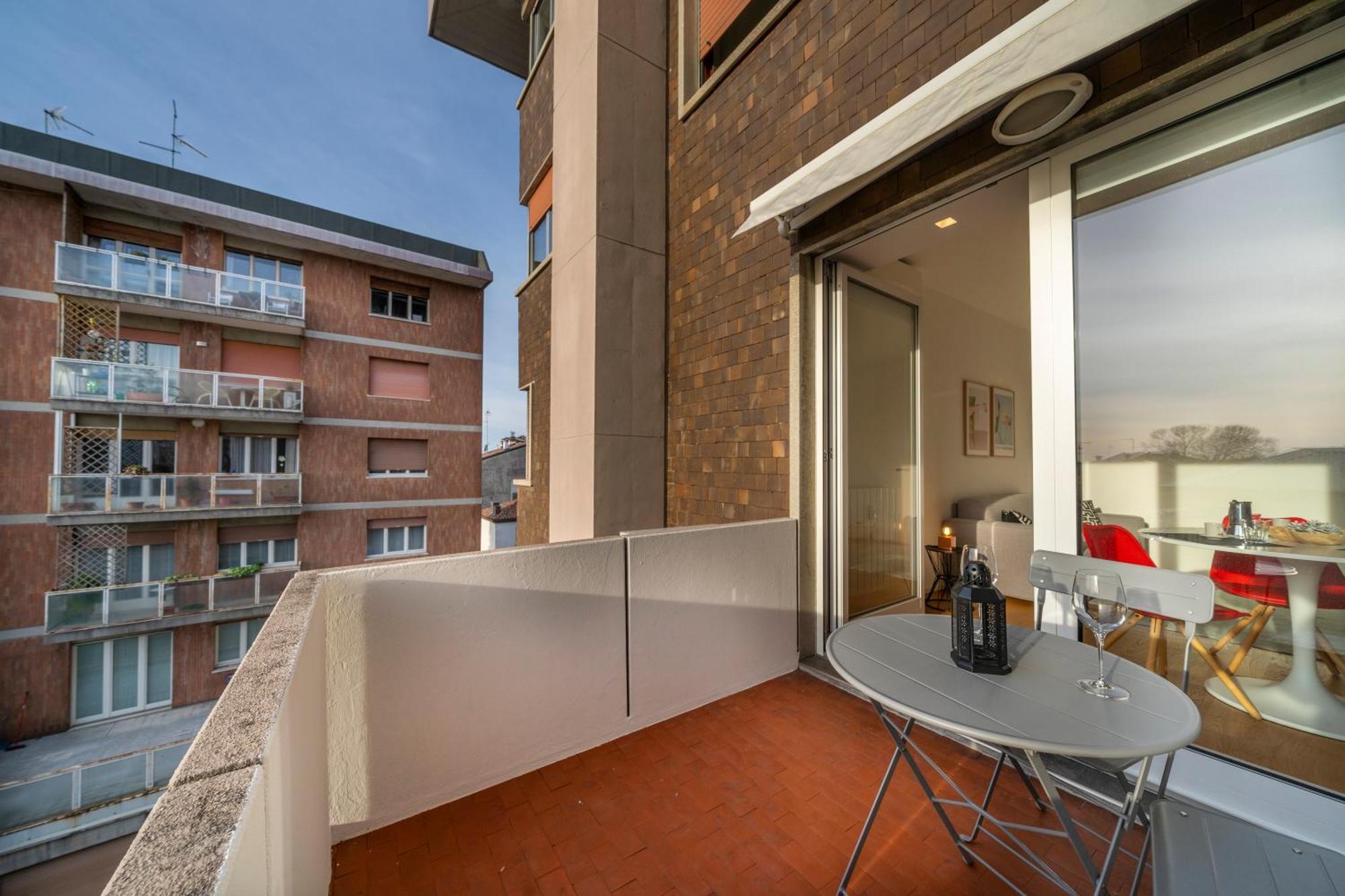 Cozy & Bright - W/ Balcony Apartment *