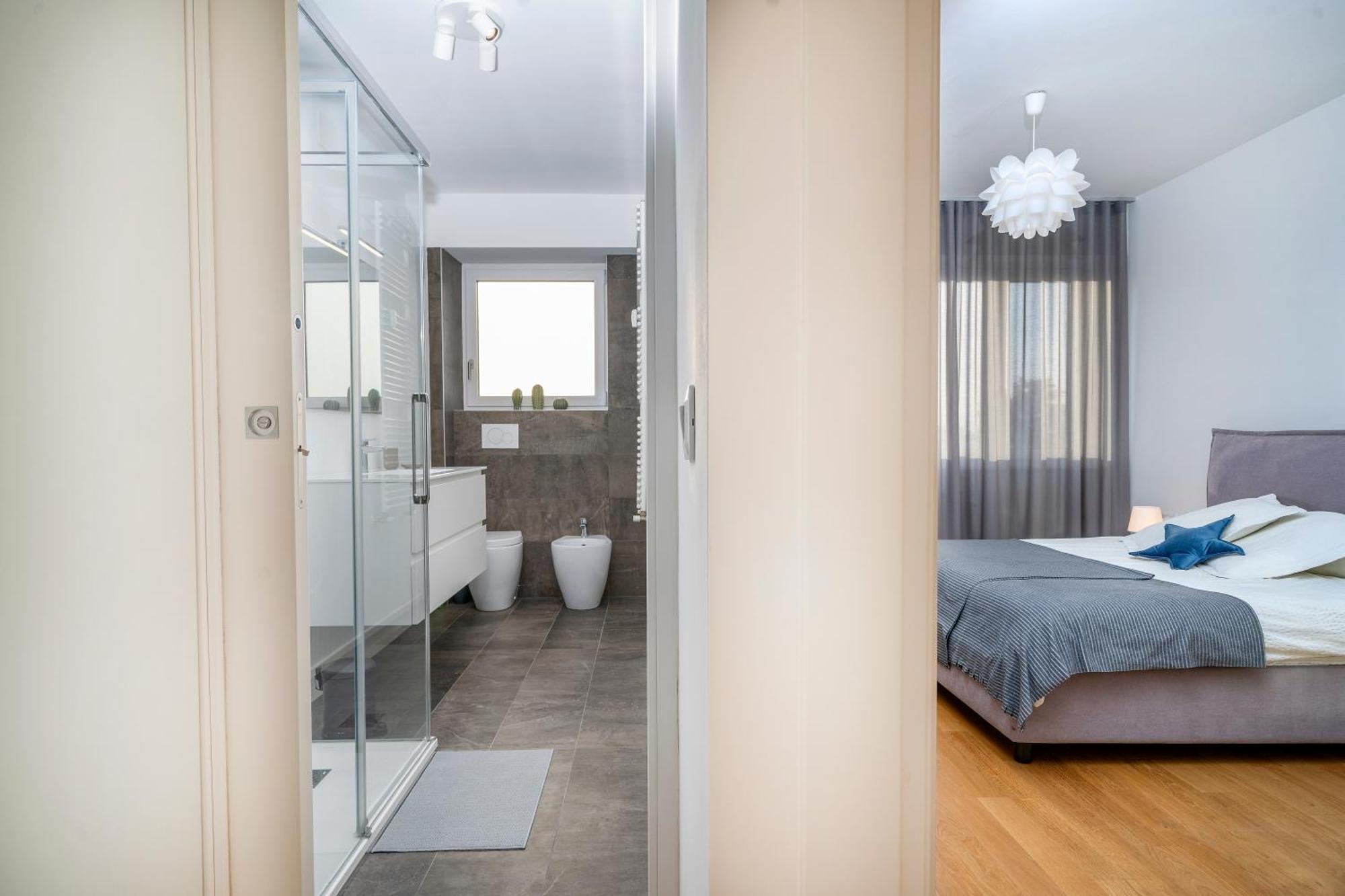 Apartment Cozy & Bright - W/ Balcony