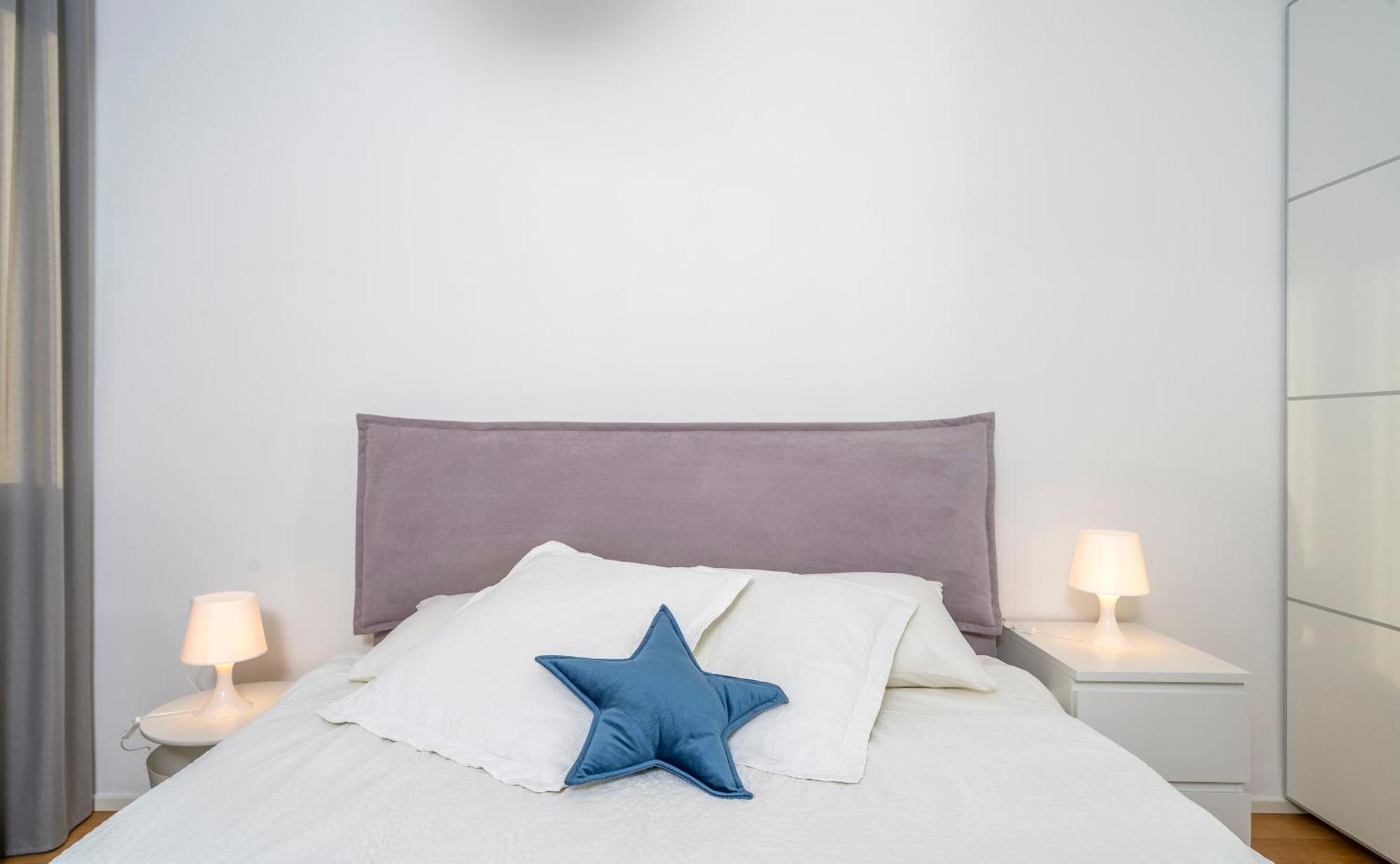 Apartment Cozy & Bright - W/ Balcony *
