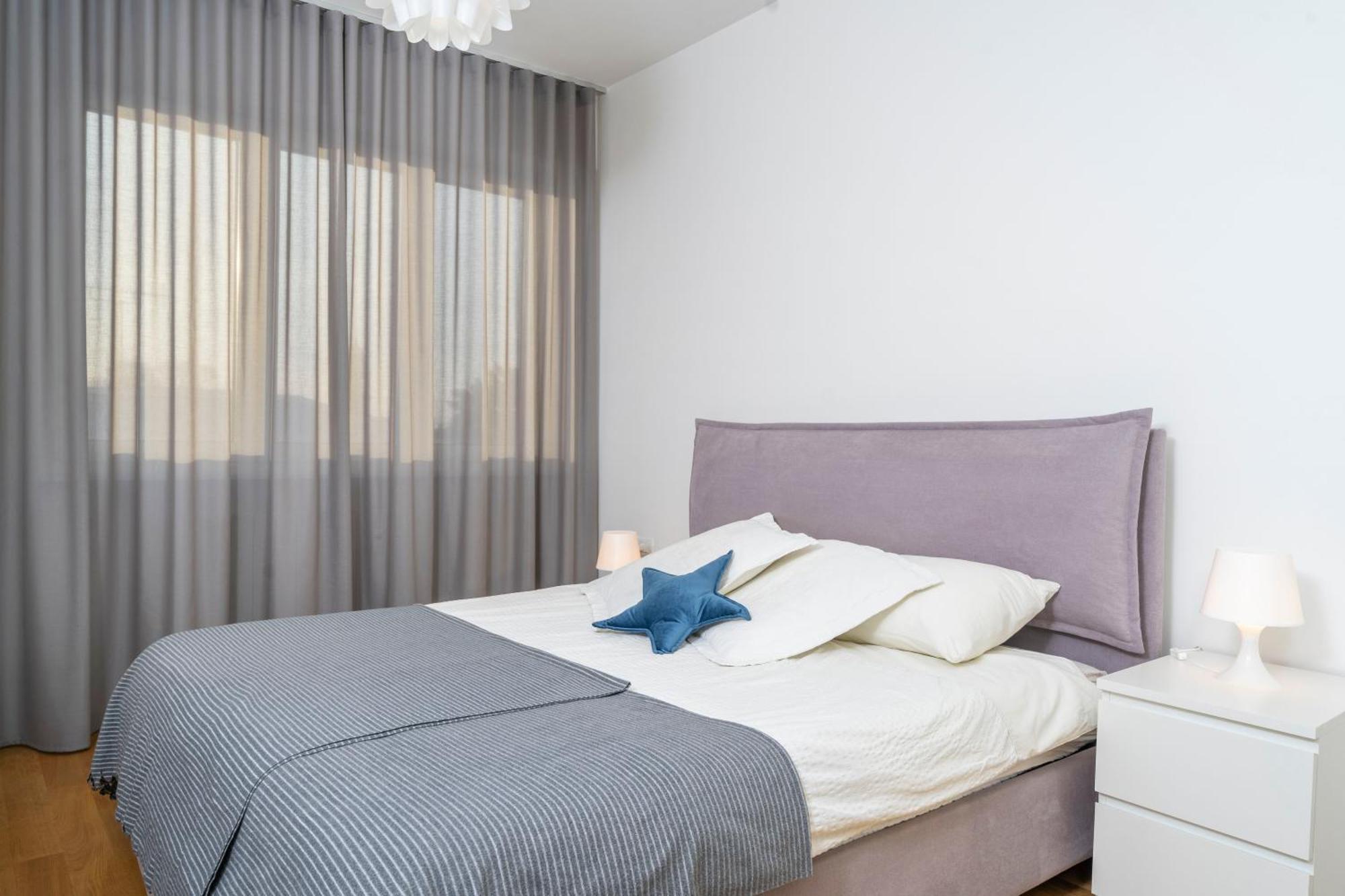 Apartment Cozy & Bright - W/ Balcony *