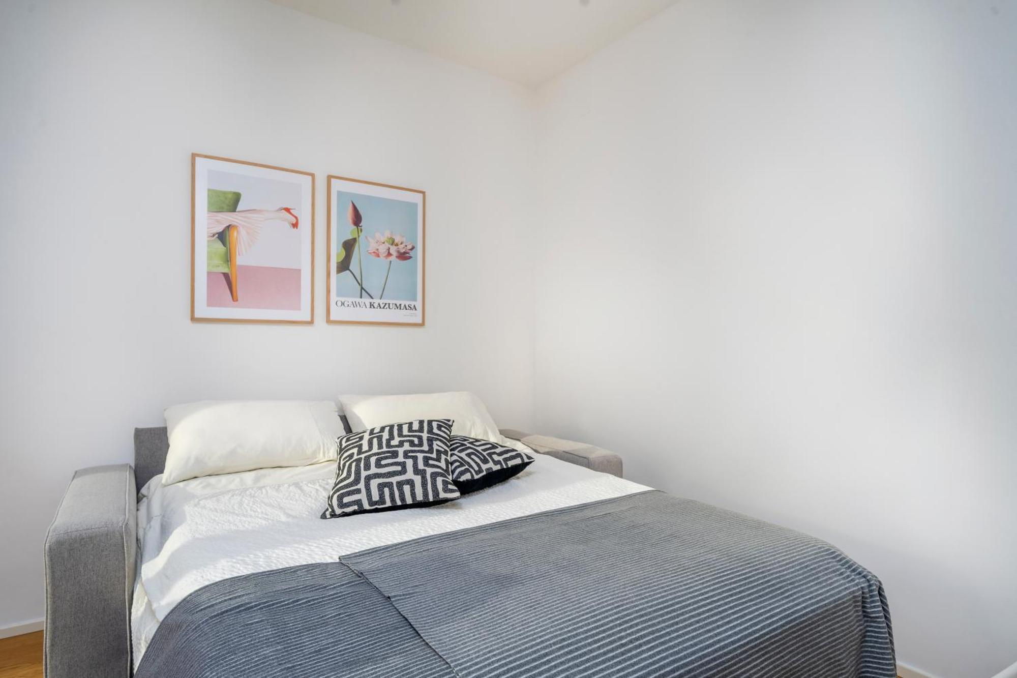 Cozy & Bright - W/ Balcony *